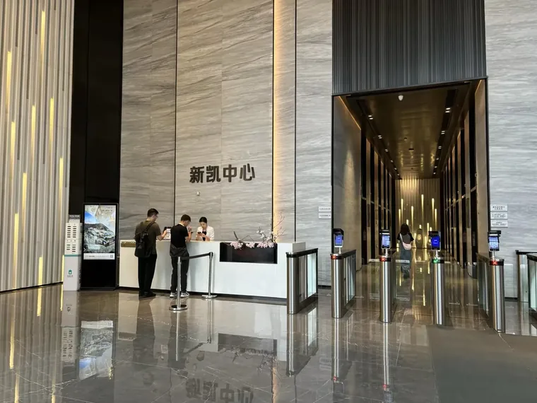 橙星所在办公楼的公共大堂,并非公司独占办公空间